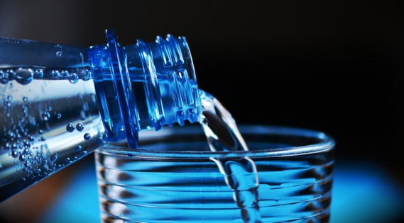 Des eaux contaminées auraient rapporté 3 milliards d'euros à Nestlé