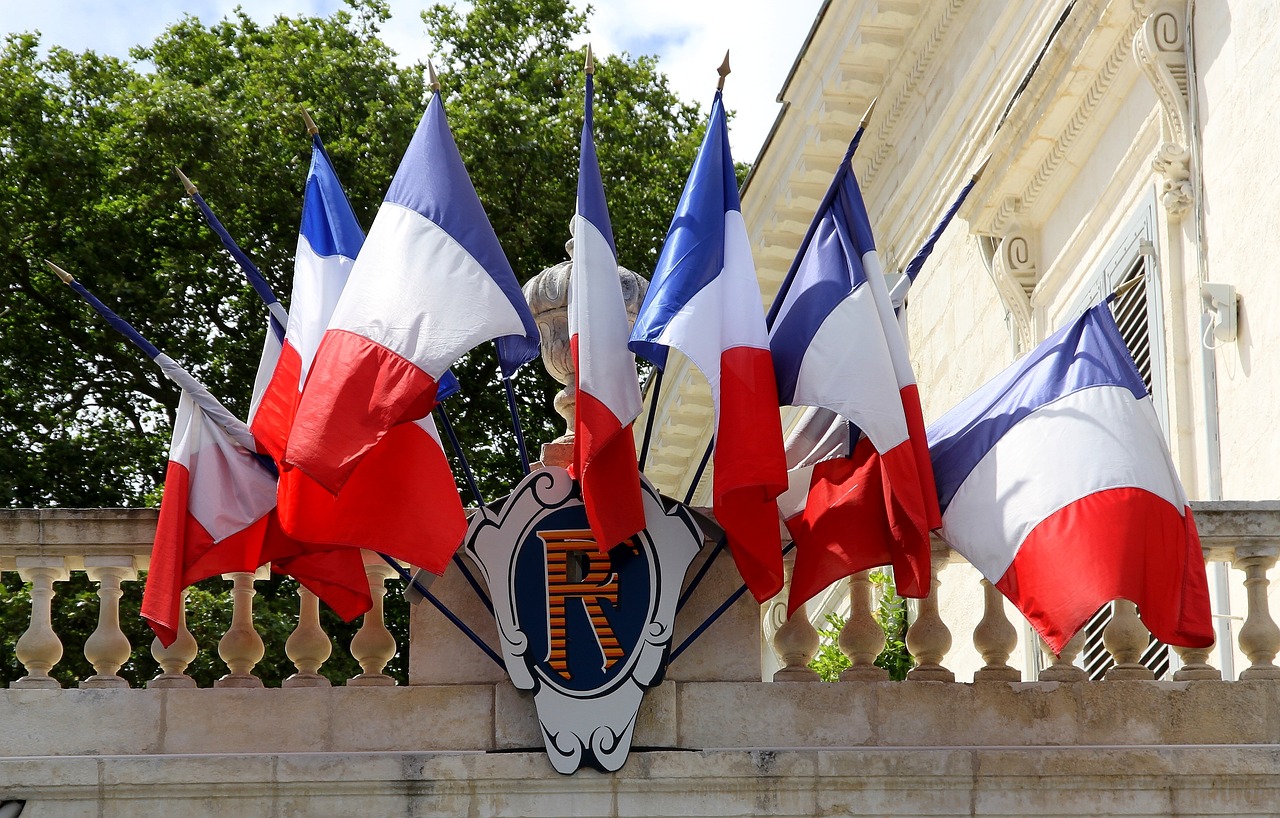 Emmanuel Macron refuse la formation d'un gouvernement du Nouveau Front Populaire : tensions croissantes avec la gauche