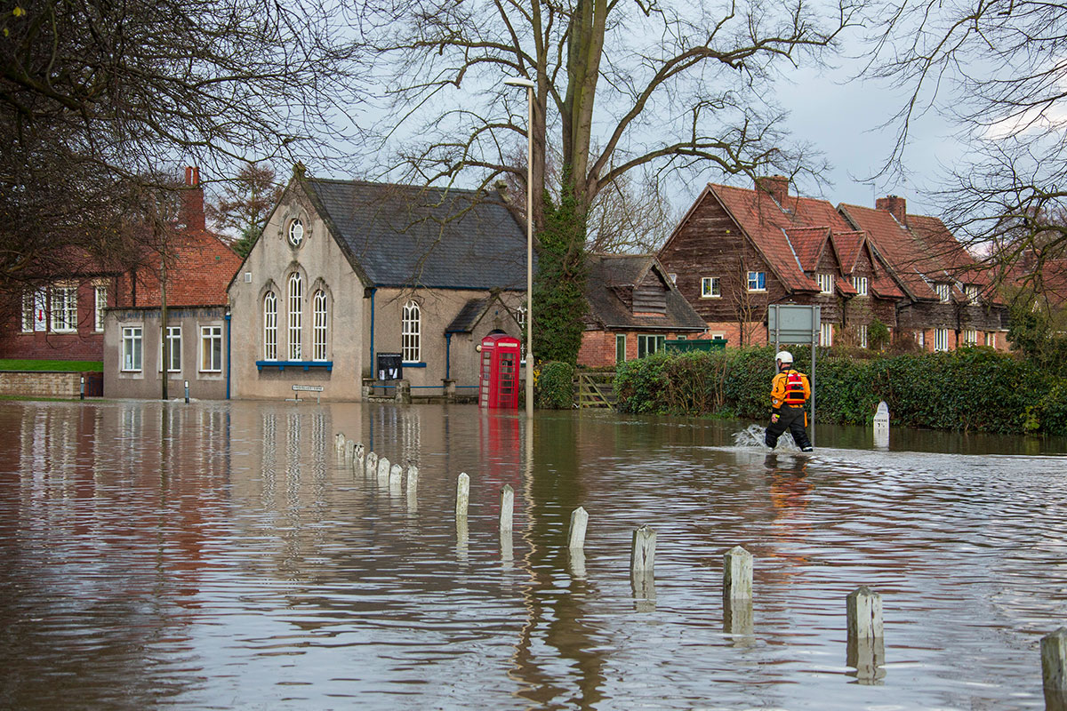 Météo : alerte orange pour pluie-inondation dans 11 départements et vigilance jaune pour crues et orages violents